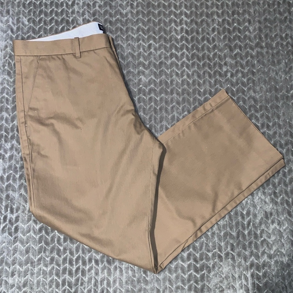 Gap‎ Khakis. Straight Fit.  36x30.  EUC.